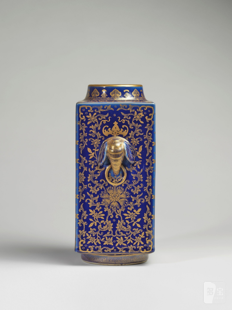 清光緒 灑藍地描金象耳銜環琮式瓶 「大清光緒年製」款 | VASE EN PORCELAINE BLEU POUDRÉ À DÉCOR À L'OR, CONG - 图9